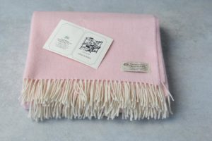 Manta de lana grazalema rosa con flecos