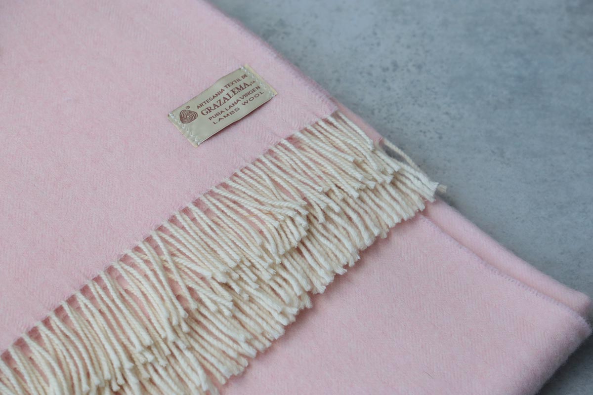 mantas de lana grazalema en color rosa con flecos