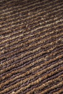 Detalle alfombra Ligne Pure Dune marrón