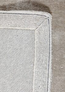 Detalle de alfombra Ligne Pure Traces grey