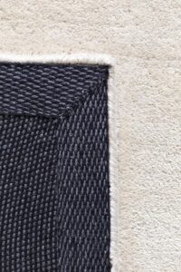 Detalle de alfombra Ligne Pure Traces natural