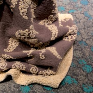 Detalle plaid Matera Jacquard Bassetti Fernández Textil. Lana algodón teñido en hilo, tacto único, combinación beige marrón