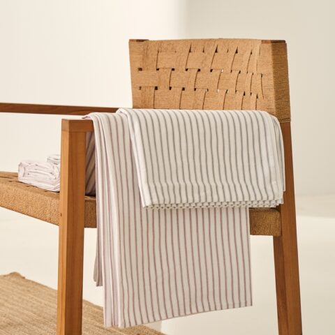 Funda-nordica-Clay-granate-ambiente-Bassols-FernandezTextil(2) Ambiente funda nórdica Clay granate y gris Bassols