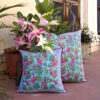 Cojines Tropical Masaso coloridos con flores naturales rosas, fondo azul celeste. Algodón 100% exclusivo diseño a doble cara.