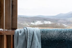 Colcha Vivaraise Ming azul fondo montaña nieve. Fernández Textil, diseño puntos tacto suave algodón