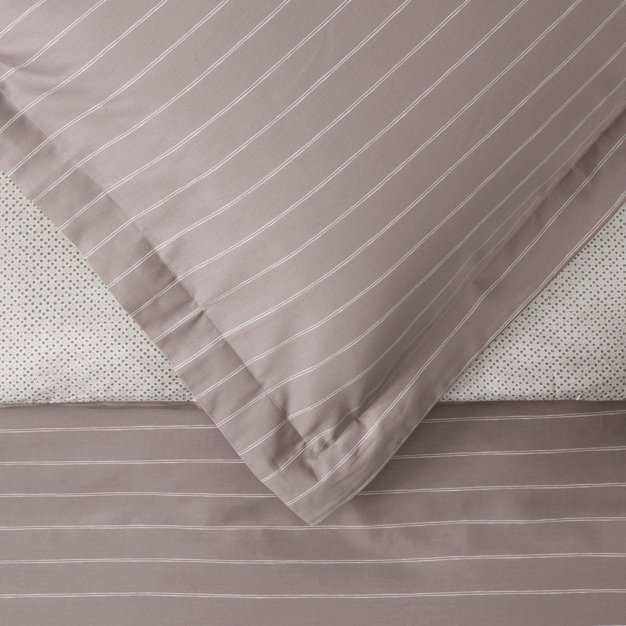 Detalle funda nórdica Vinca Zucchi en Fernández Textil. Lineas blancas sobre fondo gris, bajera con micromotivo. Satén de algodón puro