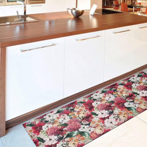 Cocina con alfombra a medida Ricci Gigli diseño floral de colores vivos. Se corta el largo, se ajusta bien al suelo. Poliéster.