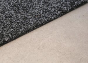 Felpudo resistente estrecho Boy color antracita gris, fácil de cepillar gran absorción. Buen ajuste al suelo.