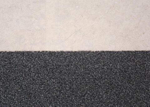 felpudo-victoria-gris-rinos-fernandez-textil-a-medida-3 Felpudo fino a medida Rinos Victoria gris, resistente, absorbente, duro. Fácil de aspirar. Para entorno comercial, alto tráfico.