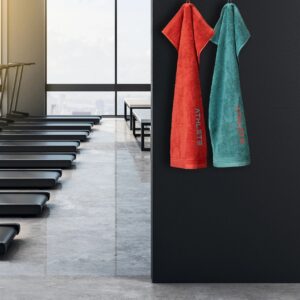 Set 2 toallas deporte que no pesan, modelo Risart Athlete azul petróleo y roja. Absorbente, suave, algodón 100%. Fernández Textil.