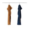 Set 2 toallas gimnasio para colgar, modelo Risart Athlete marrón y azul marino. Absorbente y suave de algodón 100%. Fernández Textil.