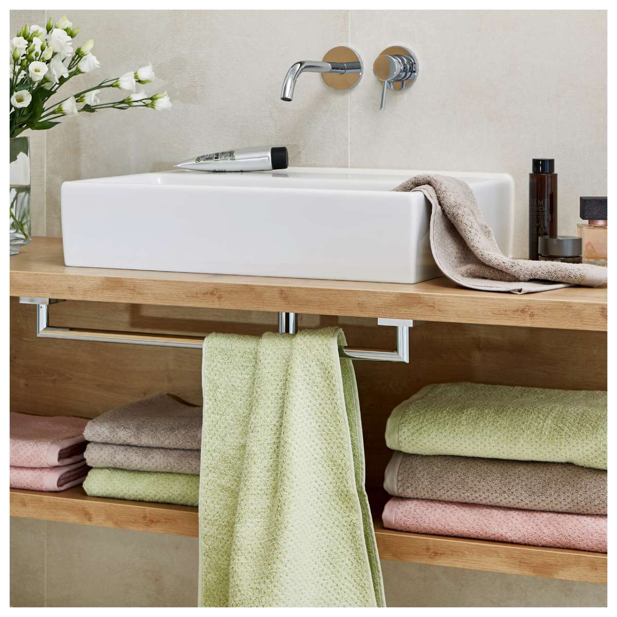las hermosas toallas dobladas de bambú rosa, turquesa y violeta cerca del  lavabo del baño 13455570 Foto de stock en Vecteezy
