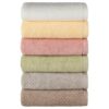 Toallas de baño de colores extrasuaves Bambú Blank Home dobladas y apiladas, 35% bambú 65% algodón. Fernández Textil.