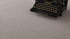 Alfombra a medida KP Knit color beige grisáceo mariposa técnica telares 100% pura lana decoración oficina neutral.