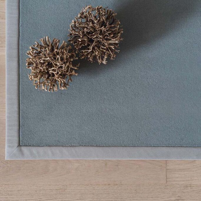 Detalle remate de alfombra Rols a medida hecha en España, modelo Panama azul