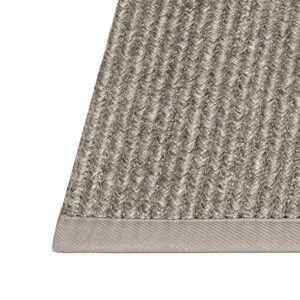 Remate alfombra exterior Rols Chill Out a medida. Remate rústico en una dirección. Resistente artesanal, marrón claro