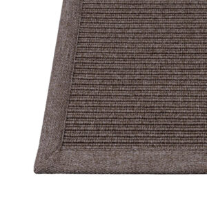 Detalle remate rústico alfombra reciclada Rols Maya Dune para exterior. Fácil de limpiar duradera. Tejido plano liso marrón chocolate