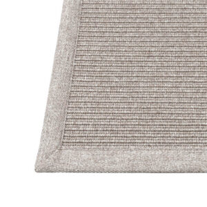 Detalle remate rústico alfombra reciclada Rols Maya Dune para exterior. Fácil de limpiar duradera. Tejido plano liso gris lino