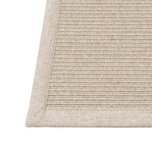 Detalle remate rústico alfombra reciclada Rols Maya Dune para exterior. Fácil de limpiar duradera. Tejido plano liso crudo avena
