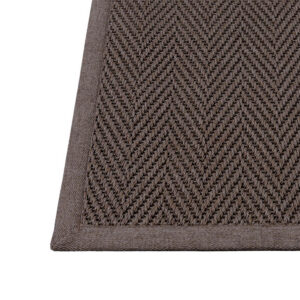 Detalle remate rústico alfombra reciclada Rols Maya Gradient exterior. Fácil limpieza duradera. Espiga atemporal marrón chocolate