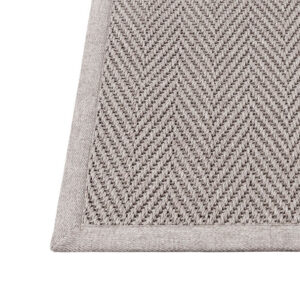 Detalle remate rústico alfombra reciclada Rols Maya Gradient exterior. Fácil limpieza duradera. Espiga atemporal gris lino