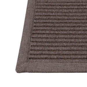 Detalle remate rústico alfombra reciclada Rols Maya Wave exterior. Fácil limpieza resistente. Bucle liso marrón oscuro