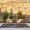 Terraza exterior de piedra con cactus y alfombra a medida bonita gris Rols Terra Gobi diseño a cuadros. Reciclada, hecha en España
