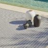 Alfombra de exterior Rols Terra Gorafe en terraza con piscina. Pata de gallo gris y blanca. Hecha en España, a medida.