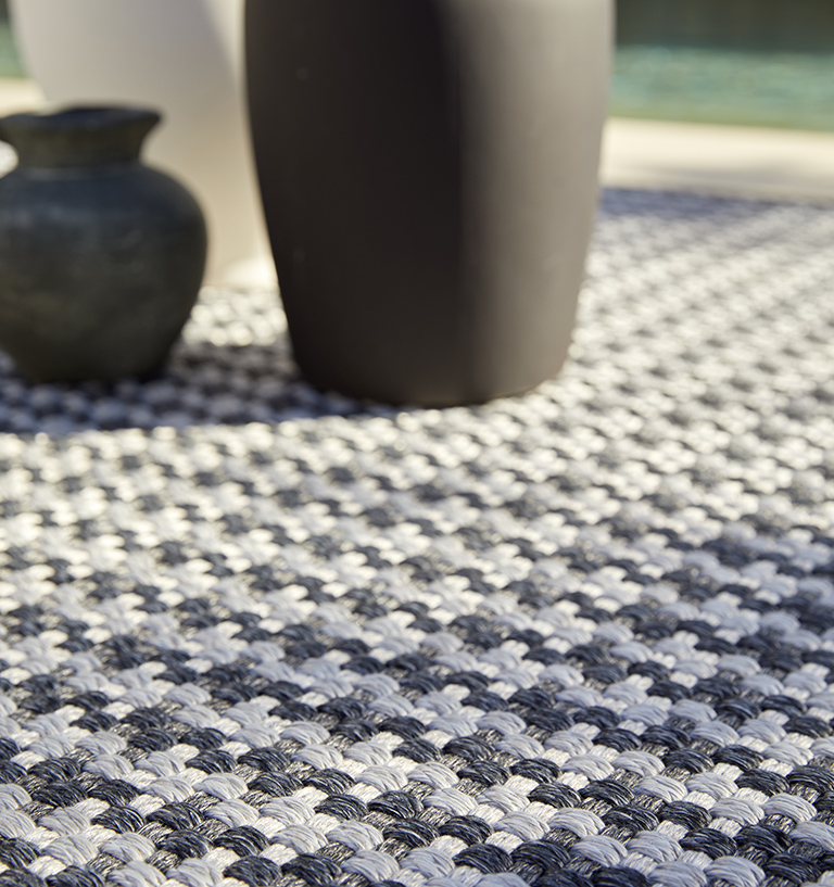 Detalle alfombra exterior Rols Terra Gorafe en gris y blanco, reciclada y sostenible. Durable, a medida, hecha en España.