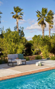 Terraza privada con piscina y alfombra de exterior a medida Rols Terra Sahara, duradera de diseño liso. Bonita, tipo yute. Beige