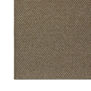 Detalle alfombra exterior a medida Rols Terra Sahara. Lisa, duradera, aspecto artesanal tipo yute. Elegante, reciclada. Marrón