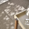 Detalle trama de alfombra exterior a medida Rols Terra Sahara marrón claro, duradera y sostenible. Reciclada