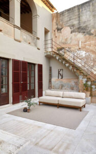 Casa rehabilitada con alfombra de exterior en terraza, Rols Terra Serengueti color beige. Bonita y rústica. Reciclada.