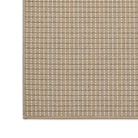Detalle de esquina en alfombra de exterior Rols Terra Uyuni. Diseño sutil y geométrico: blanco y negro sobre beige.