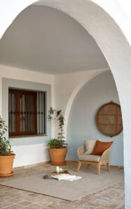 Exterior cubierto bonito con alfombra Rols Terra Uyuni beige. Hecha a medida, sostenible y duradera. Aspecto artesanal