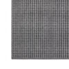 Detalle de esquina en alfombra de exterior Rols Terra Uyuni. Diseño sutil y geométrico: blanco sobre gris. Duradera.
