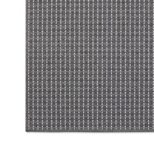 Detalle de esquina en alfombra de exterior Rols Terra Uyuni. Diseño sutil y geométrico: blanco sobre gris. Duradera.