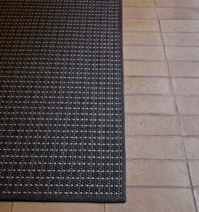 Alfombra de exterior Rols Terra Uyuni a medida, color gris, sobre suelo de baldosa cerámica. Duradera, para exterior.