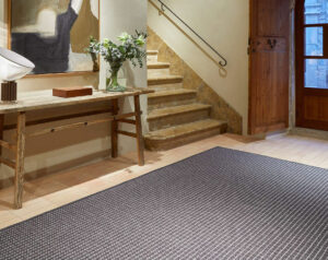 Recibidor con decoración rústica y alfombra de aspecto artesanal Rols Terra Uyuni, a medida. Válida para exterior. Gris