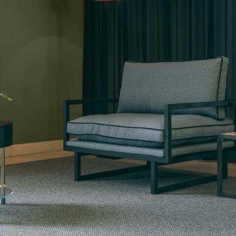 Alfombra a medida KP Karma en sala de espera con mobiliario moderno estructura acero, color gris. Resistente, comprar online.
