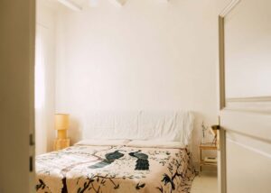 Habitación luminosa con colcha tapiz de Coordonné en Fernández Textil, diseño rosa 440 gr/m2, algodón lino viscosa.