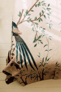 Detalle dibujo pavo real en colcha tapiz Edo de Coordonné algodón lino, viscosa. comprar online. Tonos rosas.