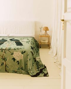 Cama grande con colcha Edo Coordonné comprar Fernández Textil, bonita diseño exótico, pavos reales y flores. Verde, calidad.