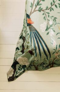 Detalle dibujo pavo real en colcha tapiz Edo de Coordonné algodón lino, viscosa. comprar online. Tonos verdes.