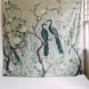 Colcha tapiz bonita Edo Coordonné colocado en pared, composición exótica pavos reales sobre ramas, fondo verde. Algodón lino.