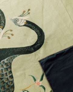 Dibujo pavo real colcha Coordonné Edo, en tonos verdes, revés liso. 440 gr/m2, ligera. Diseño exótico, algodón y lino.