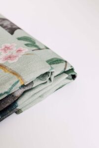 Colcha Edo Coordonné doblada ligera verano, tonos verdes. Algodón, lino y viscosa. Comprar tapiz online en Fernández Textil.