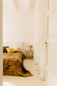 Habitación luminosa con colcha tapiz garzas Coordonné en Fernández Textil, diseño mostaza oro 440 gr/m2, algodón viscosa.
