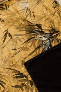Detalle dibujo vegetación en colcha estampada color oro Edo Coordonné algodón viscosa. comprar online. Revés liso