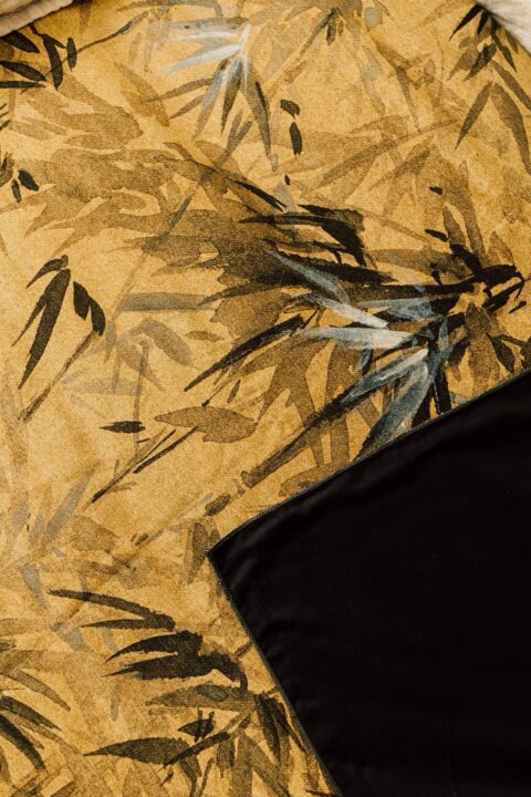 colcha-garzas-coordonne-oro-fernandez-textil-3 Detalle dibujo vegetación en colcha estampada color oro Edo Coordonné algodón viscosa. comprar online. Revés liso